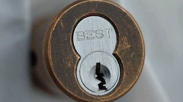 Замена личинки замка входной двери в Дубне